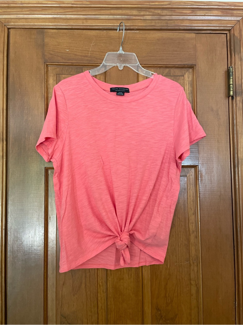 Social Standard by Sanctuary Women’s Coral Knot Front Tee Size XL May run small.